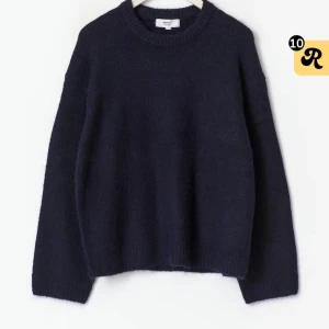 Mörkblå stickad tröja från Gina tricot  - Mysig mörkblå stickad tröja från & Other Stories med rund halsringning och långa ärmar. Tröjan har en klassisk, enkel design med ribbade muddar vid ärmslut och nederkant. Perfekt för lager-på-lager under kyliga dagar.