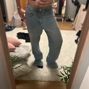 Ljusblåa Levis 501 jeans wide fit - Säljer ett par klassiska  baggy ljusblå jeans. De har en rak och lite loose passform med hög midja och fem fickor. 