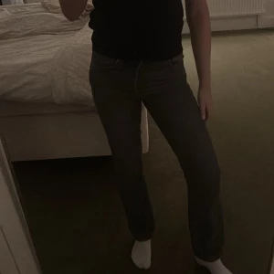 Gråa straight jeans från Weekday - Säljer ett par gråa jeans från Weekday i modellen straight. De har klassisk femficksdesign, normal passform och midwaist. Jeansen är i bomull och har en snygg, enkel look som funkar till allt. Perfekta om du gillar raka ben!