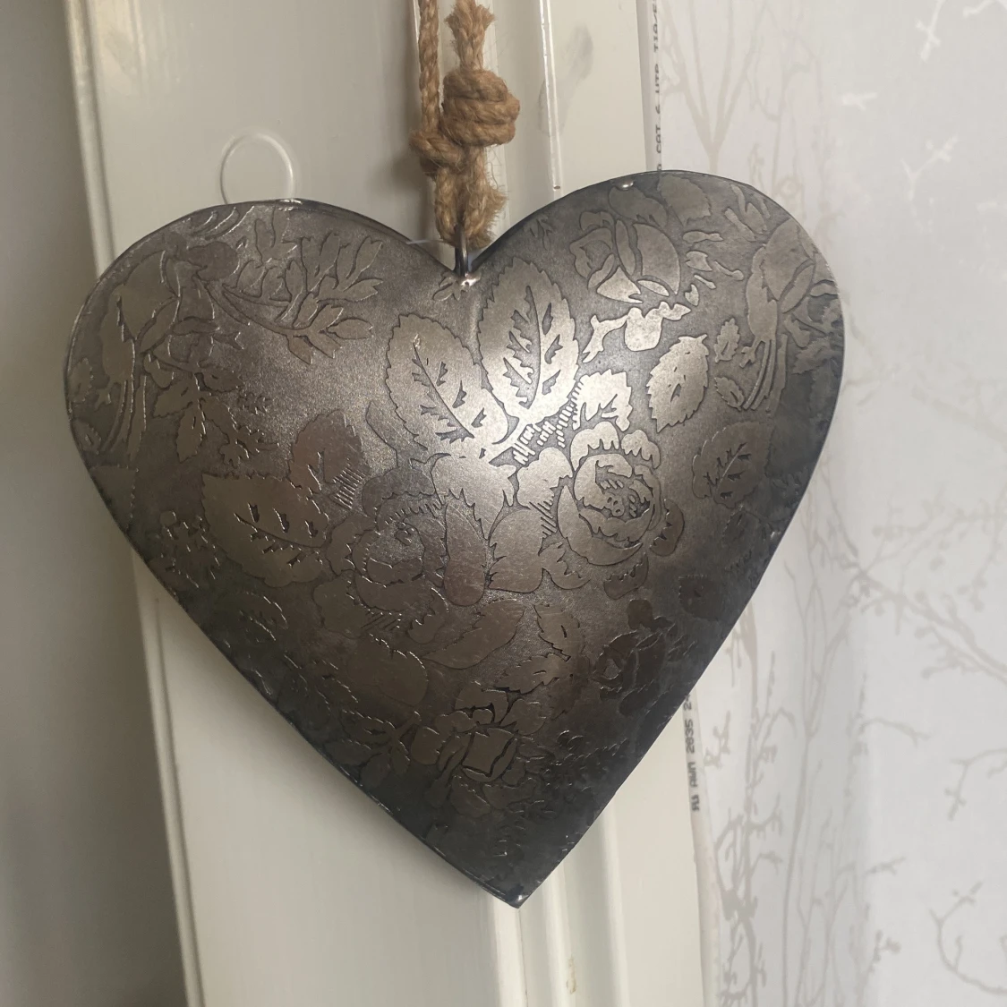 Silvrigt hjärtformat hängsmycke med blommor - 1