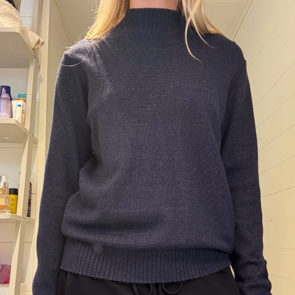 Mörkblå stickad tröja