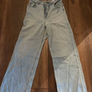 Levi's High Loose ljusblå jeans 28 - Ljusblå jeans från Levi's i modellen High Loose med hög midja och rak passform. Lite insydda i midjan så passar en 27 också, annars mycket fint skick. Nypris 1000kr