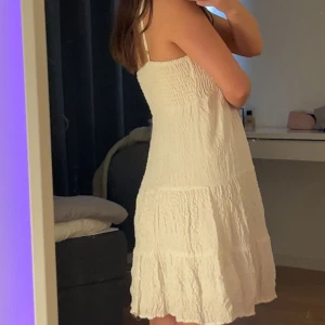 Zara sommarklänning  - Säljer en sommarklänning i storlek xs som köptes på Zara i Juni 2023. Klänningen har endast använts vid ett tillfälle. Ord pris 399kr
