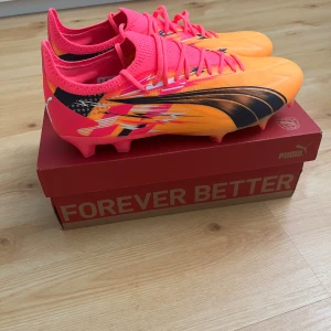 Puma fotbollsskor - Puma Ultra Ultimate FG/AG | Färg Sun stream Navy Sunset Glow special edition med Christian Pulisic signatur skor | Passar konstgräs och vanligt gräs | Nypris runt 2200kr helt nya och oanvända | 😀