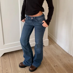 Lågmidjade bootcut jeans - SKRIV ALLTID INNAN KÖP!!! Dom snyggaste oanvända lågmidjade jeansen som är bootcut från din vintage shop.  Storlek xs och passar mig som brukar ha 34 och 36 i jeans och är ca 168cm💕 nypris 710kr