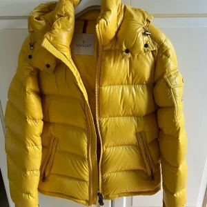 Moncler maya - Gul Moncler maya i storlek 2 som är small/medium. Köpt i januari förra året och har använts drygt 1-2 månader så de är som ny utan skador men en litet svart sträck på armen men borde gå att få bort. Nypris nu är 18 tusen. Priset går att diskutera