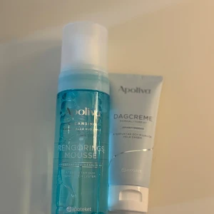 Apoliva rengöringsmousse och dagkräm - Säljer ett kit med Apoliva rengöringsmousse i blå plastflaska med pump och Apoliva dagkräm i ljusgrå tub. Båda är parfymfria och passar känslig hud. Perfekt för dig som vill ha återfuktad och fräsch hy.
