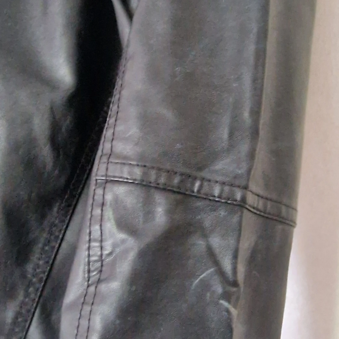 Svart skinnjacka med avtagbar huva från H&M - 4