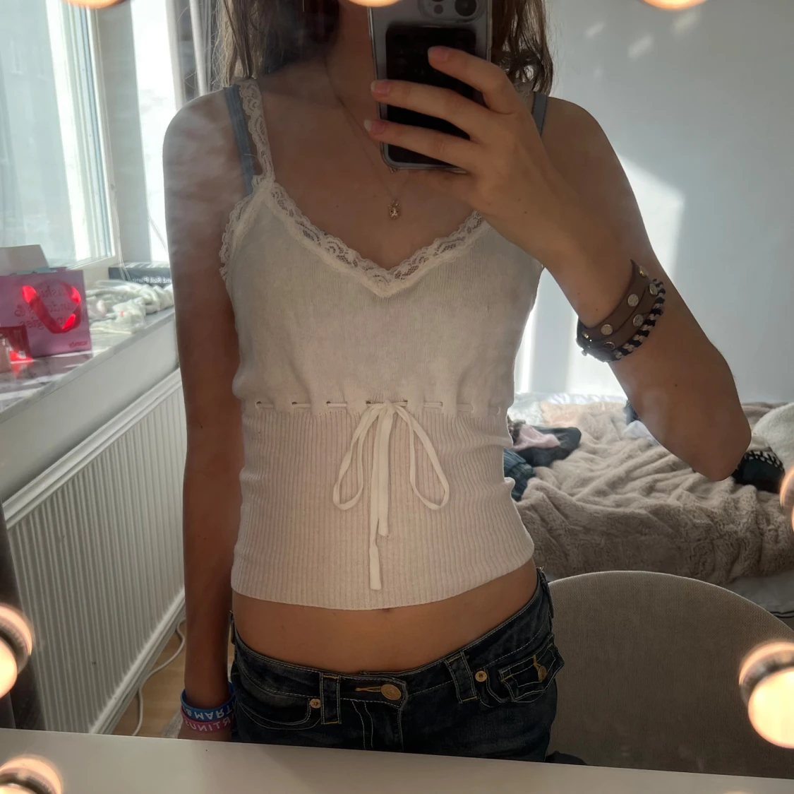 Vit spetsdetaljerad linnetopp Brandy Melville