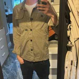 Overshirt  - Säljer denna stilrena Overshirt från G-star raw perfekt inför hösten🍂 modellen på bilden är ca 180 cm lång och väger 70 kg. Tveka inte på att kontakta mig vid minsta fundering🙌
