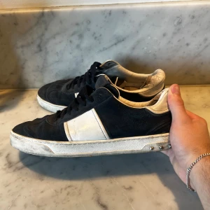 Valentino Flycrews skor - Tja, säljer nu mina feta flycrews. Det finns små defekter här o där, den största är vid hälen på den högra skon (bild 4). Det saknas dessutom totalt 5 spikar, annars är de super fräscha med massor av liv kvar. Nypris 6000kr. Hör gärna av dig vid minsta lilla fundering 🙌