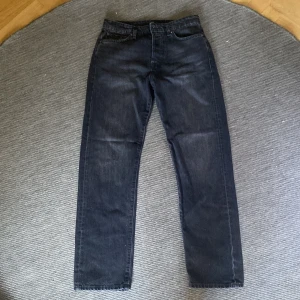 Svarta jeans Jack & Jones Relaxed Chris - Svarta jeans från Jack & Jones i modellen Relaxed Chris. Jeansen har rak passform, klassiska fem fickor och normal midja. Materialet är robust denim i bomull och färgen är mörksvart med lätt tvättad look. Perfekta för en avslappnad stil.