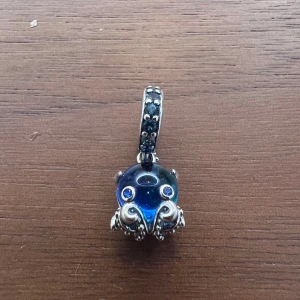 Berlock till Pandora armband - Hängande blå bläckfisk av muranoglas i silver till Pandora armband. Så gott som nytt. Använt färre än 10 gånger. (Armband ingår ej i priset)