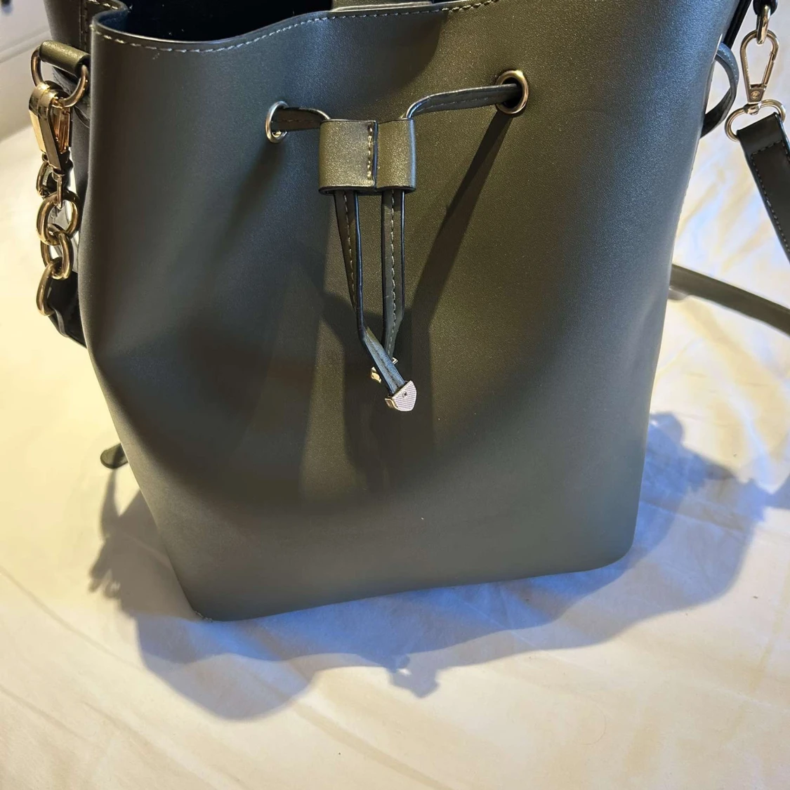 Olivgrön bucket bag med snörning