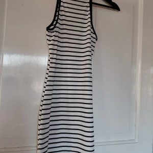 Klänningar stl: S - Bild 1 Endast anv. 2 tillfällen ( Tvättad) Bild 2,3 4 nya. Stl: S/36 Mitt Pris: 50:- 