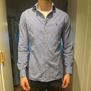 Blårutig skjorta från Ralph Lauren - Skjorta från Ralph Lauren. Använd ett par gånger men är fortfarande toppskick. Pris kan diskuteras och skriv om fler frågor eller funderingar.
