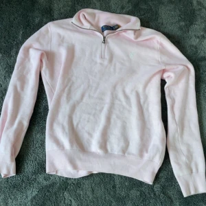 Ljusrosa half zip tröja Ralph Lauren (Kvitto finns) - Ljusrosa långärmad tröja från Polo Ralph Lauren med half zip och klassisk broderad logga på bröstet. Tröjan är stickad i bomull och har en hög krage som ger en clean och stilren look. Perfekt för dig som gillar grisch vibes. KVITTO FINNS - köpt på pondus