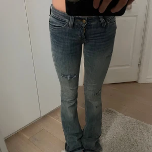 Cheap monday jeans  - Snygga jeans från weekday (cheap monday) i modellen bootcut. Slitningarna är egengjorda💖