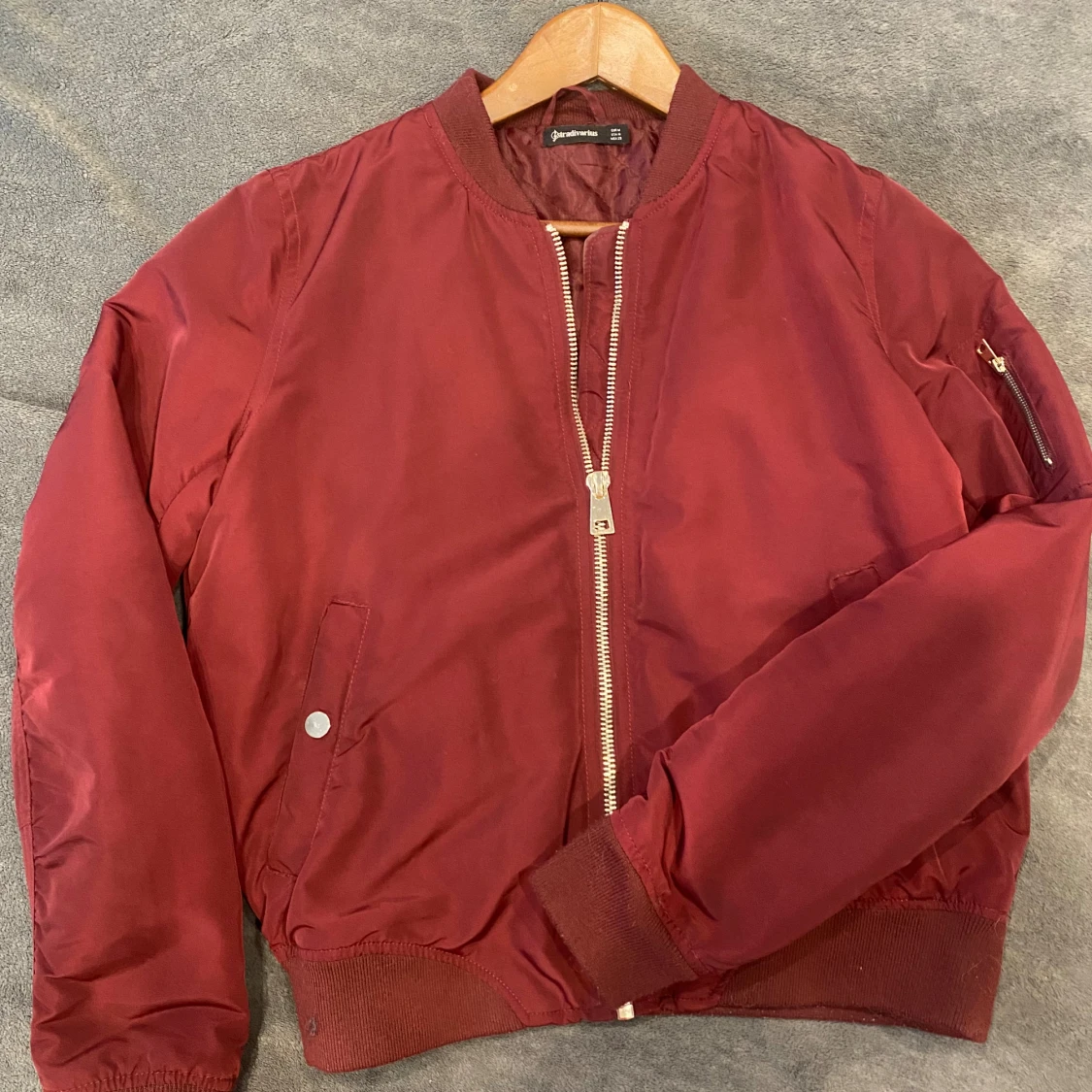 vinröd bomberjacka! - 1