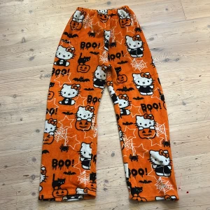 Hello Kitty halloween pyjamasbyxor  - Hello Kitty pjamas byxor, inte så använda.🤞 tryck gärna på köp nu 🤯