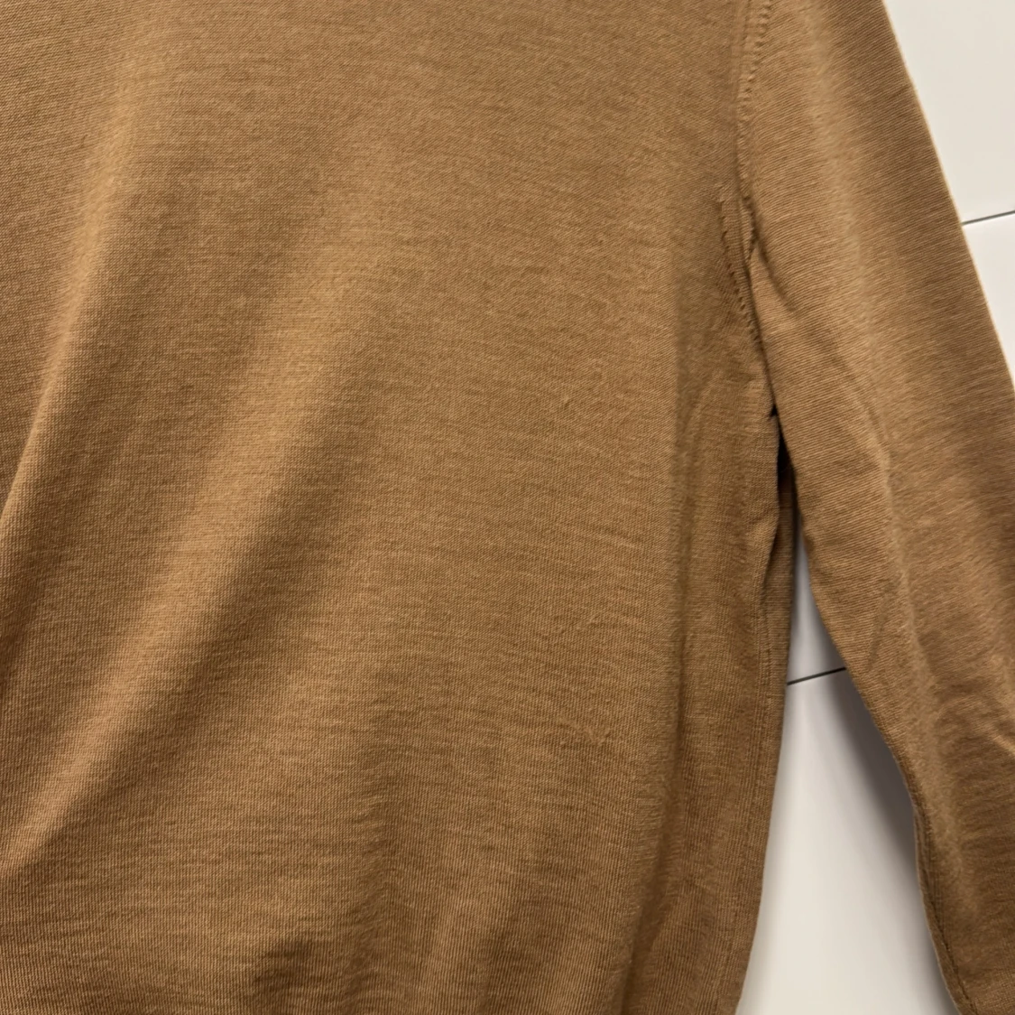 Brun stickad tröja med blå armbågslappar - 2