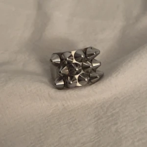 Silvrig ring med nitar från Edblad - Säljer dena super fina Edblad ringen i silver pga den inte kommer till användning. Storleken på ringen är 16.00💕 Anväd fåtal, gånger max 5 ggr så den är i ett fint skick! Pris kan diskuteras 