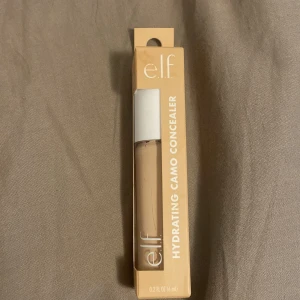 e.l.f. Hydrating Camo Concealer Fair Beige - Hydrating Camo Concealer från e.l.f. i nyansen Fair Beige. Kommer i en smidig tub med stor applikator för enkel applicering. Perfekt för att täcka ojämnheter och ljusa upp under ögonen. Innehåller 6 ml och har en krämig, återfuktande helt oanvänd ❤️ skriv om du är intresserad 