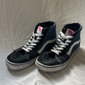 Blåa och svarta höga Vans  - Använda men i gott skick (inga hål eller defekter). Storlek 41. 