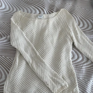 Vit stickad tröja från Cubus - Säljer en vit stickad tröja från Cubus med långärmad design och rund halsringning. Storlek M men liten i storlek. Superfint skick förutom en liten fläck vid ärmen som ej syns och som jag tror kan tvättas bort 