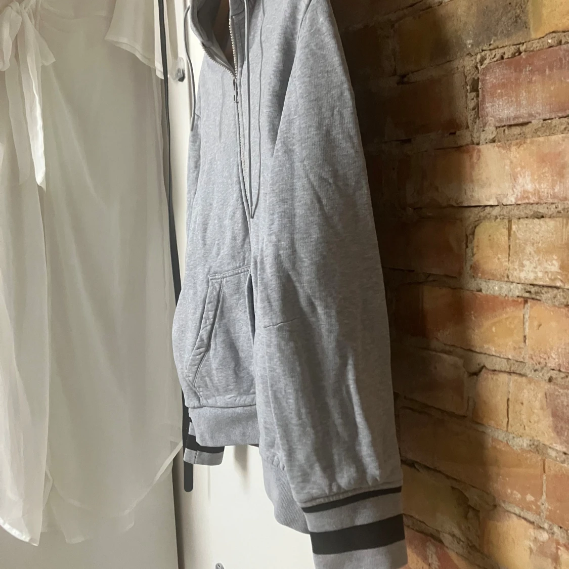 Grå hoodie med dragkedja J.Lindeberg - 1