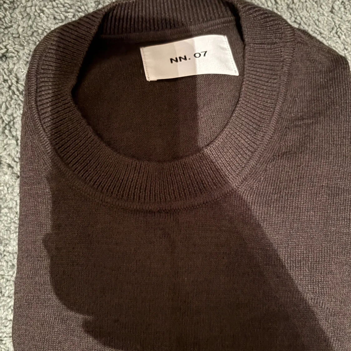 Mörkbrun stickad tröja från NN07