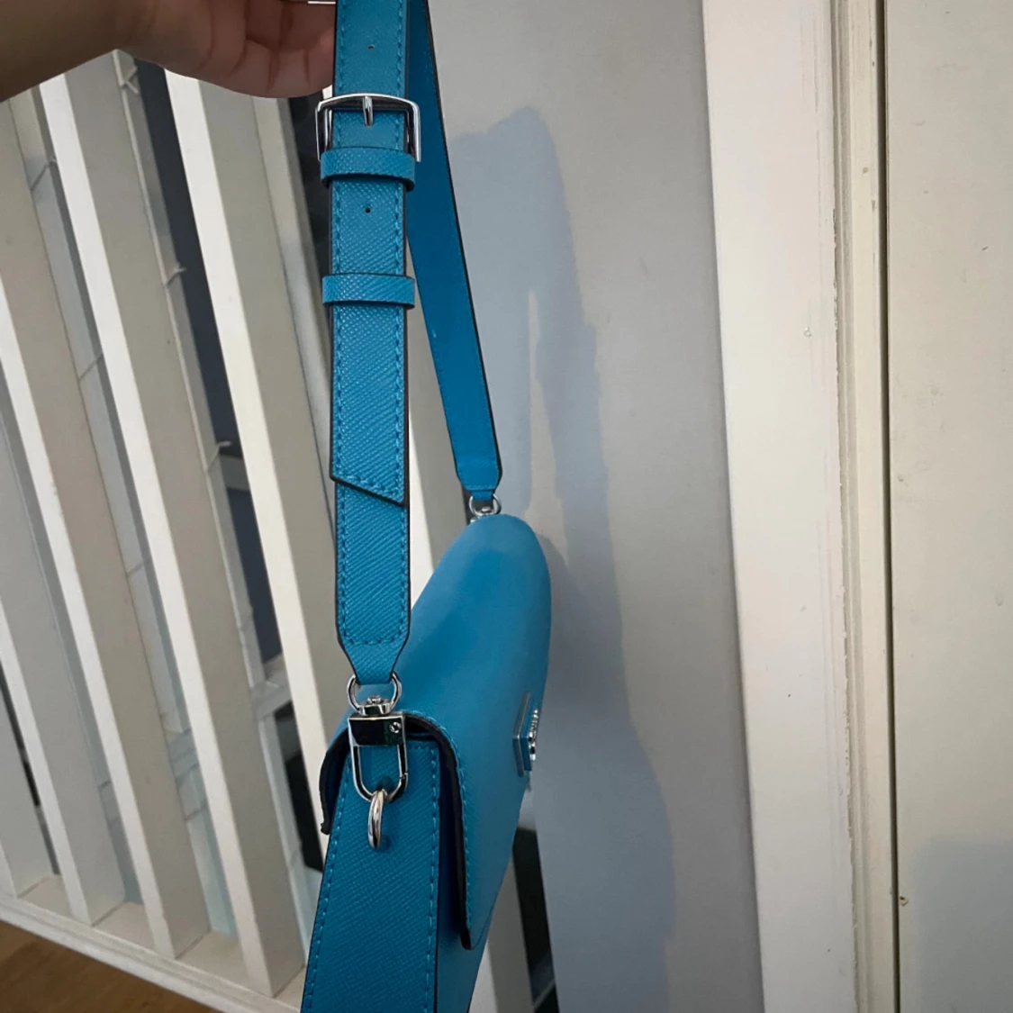 Blå axelväska från Guess - 1