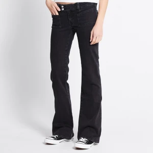 Svarta bootcut jeans med snedställda fickor - Säljer dessa pga av att de inte kommer till användning för egna bilder eller intresse skriv till mig ❤️