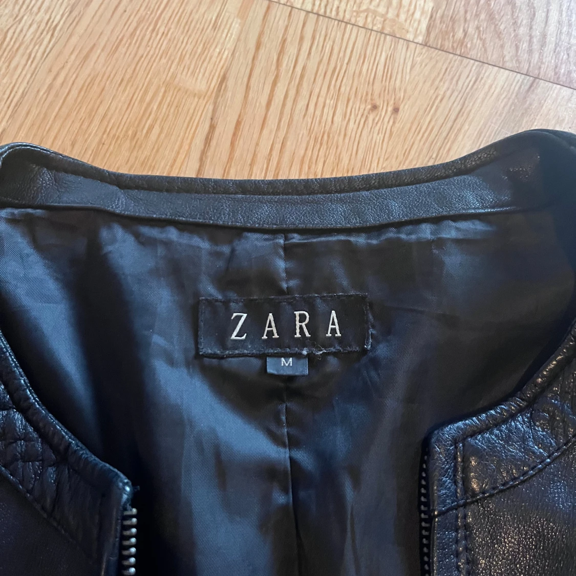 Svart vintage skinnjacka från Zara - 4