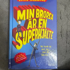 Min brorsa är en superhjälte - En fartfylld och humoristisk bok om Luke vars storebror Zack plötsligt får superkrafter av en utomjording. Luke, som älskar serier, tycker det är orättvist – det borde varit han! Perfekt för dig som gillar äventyr, superhjältar och skratt.