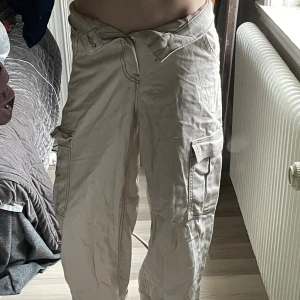 beiga cargo pants - sitter baggy & har mörkbruna kontrastsömmar, skriv för fler bilder etc 💞tyget är lite tunnare än vanligt denim!!