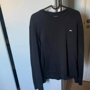 J.lindberg tröja - Tja säljer en riktigt clean j.lindberg tröja som passar till allt. Inga defekter på den och redo för ny ägare. Priset är ej hugget i sten