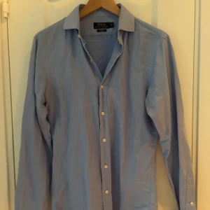 Ralph Lauren skjorta - En ljusblå stilig Ralph Lauren skjorta med skönt material. Använd ett fåtal gånger, säljs pågrund av att den är för liten för mig