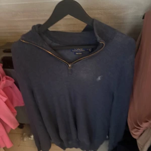 Half zip tröja Polo Ralph Lauren -  Tröja från Polo Ralph Lauren i mjuk pima bomull. Klassisk half zip-dragkedja och diskret broderad logga på bröstet. Mycket bra skick