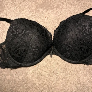 Svart spets-bh 85C - Söt svart BH från CUBUS i storlek 85C Använd max 3 gånger – i princip som ny. Har legat i garderoben ett tag, så den förtjänar ett nytt hem. Finns några små fläckar, men de försvinner i tvätten.