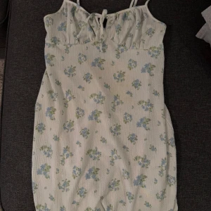 Blommig kortklänning från Gina Tricot - Supersöt kortklänning från Gina Tricot i storlek S. Använd få gånger och säljer eftersom den inte kommer till använding💗 