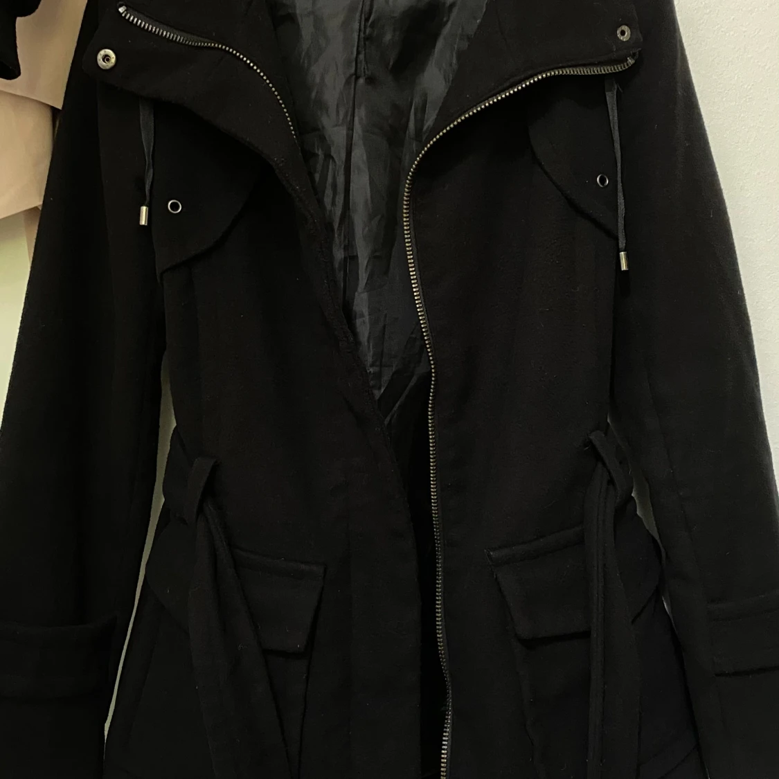 Svart kappa med bälte och dragkedja - 1