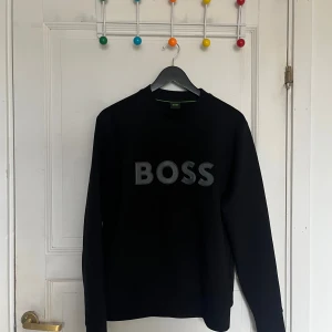 Svart BOSS  - Still ren och skön boss tröja till ett rimligt pris knappast använd funkar till allt hör av er vid intresse!