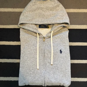 Ralph Lauren Zip hoodie - Grå - Tjena! Säljer nu denna feta Ralph Lauren Hoodien. Fint skick, 7/10. Storlek S, medföljer alla taggar osv. Vid frågor kontakta gärna. Pris går att diskutera vid snabbaffär. Mvh AdamCloset