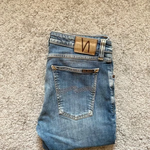 Nudie Jeans - Sjukt snygga jeans från märket Nudie Jeans | Väldigt fräsch färg, väldigt eftertraktade | Skick 9/10 - väldigt bra skick | Storlek W30 (skinny) | Jag kan gå ner i pris ‼️Kom gärna med bud och hör av dig vid minsta lilla!