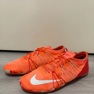 Nike barefoot shoes - NIKE TRAINING FREE 1.0 CROSS BIONIC Malli: 718841-802 Koko: 40 Ovh: noin 100e  Kengät juuri pesty.  Postitus/nouto