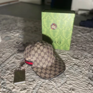 Gucci Navy Blue - 🧢 GG Keps – Ny & Fräsch 🧢 🔥 Helt ny GG keps i klassisk beige/mörbkå design med GG-mönster. ✨ Passar perfekt till alla outfits – vardag som fest. 📦 Leveranstid: 1–3 dagar, 📍 💎 Ge din stil en lyxig touch!