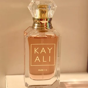 Kayali Musk 12  10ml - 10 ml. Knappt använd, vilket syns på bilden. Givetvis förvarad mörkt och svalt. 