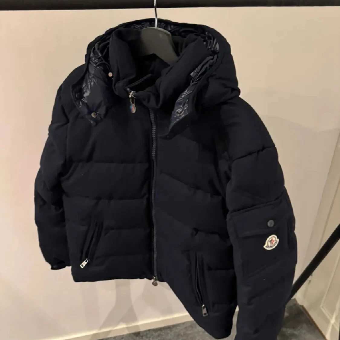 Svart Moncler dunjacka med huva