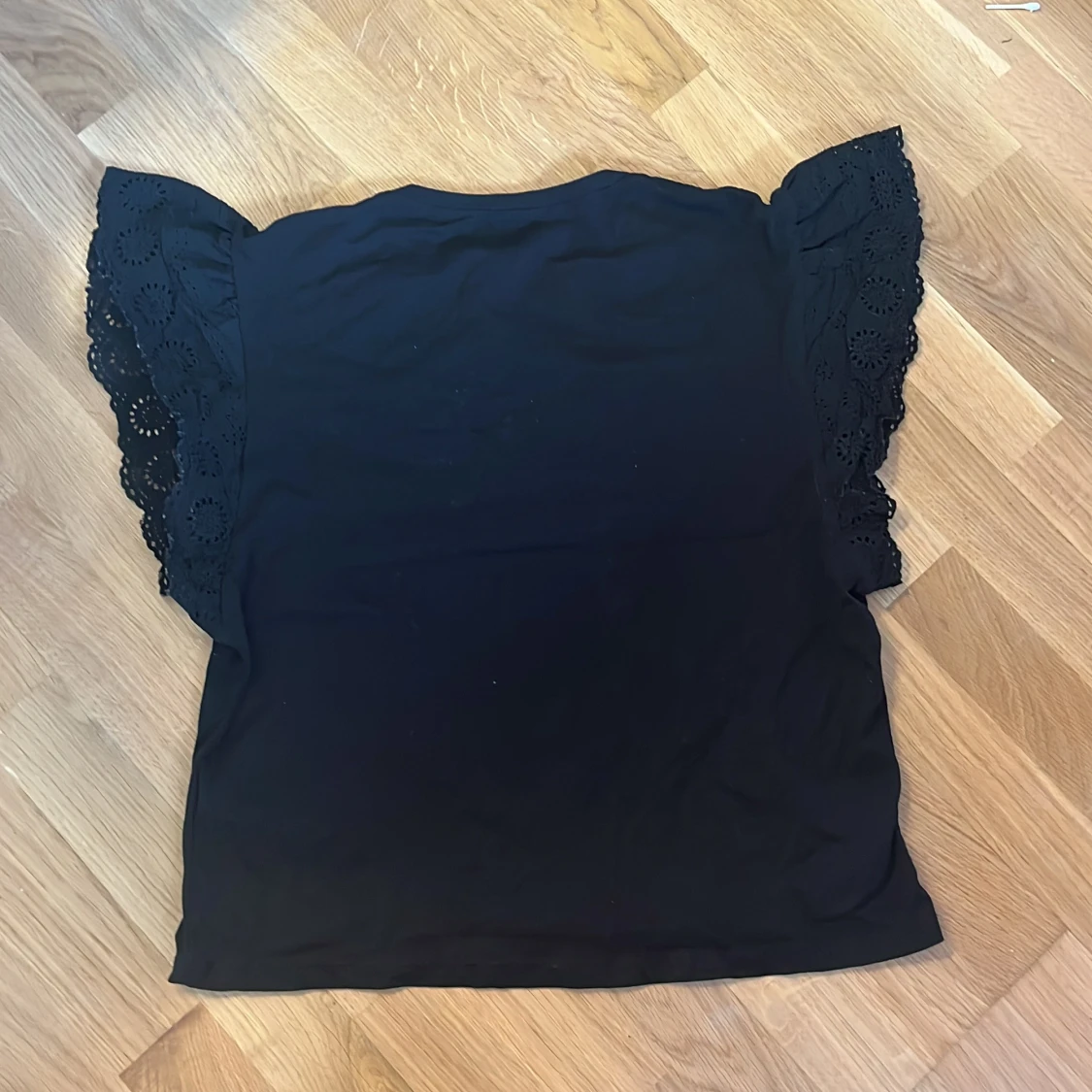 Svart blus med broderade volangärmar - 1